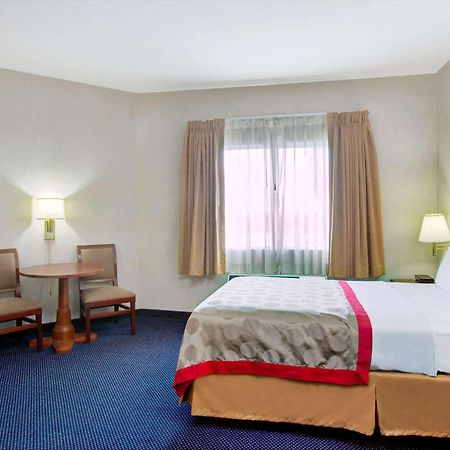 Готель Ramada By Wyndham Hawthorne/Lax Екстер'єр фото