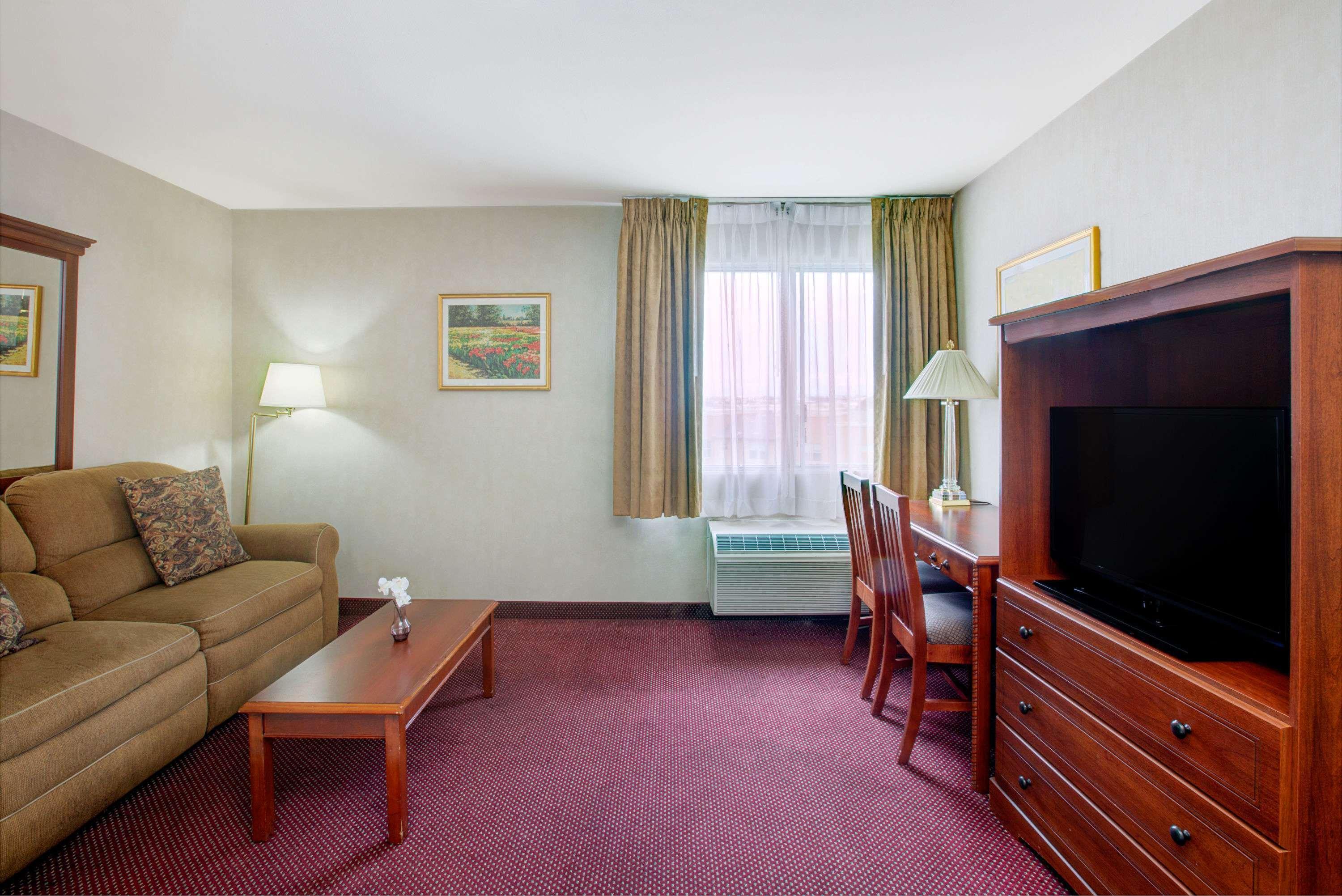 Готель Ramada By Wyndham Hawthorne/Lax Екстер'єр фото